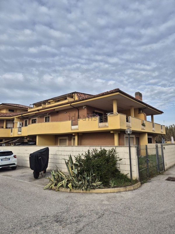 appartamento in vendita a Pomezia in zona Torvaianica