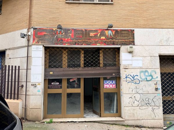 locale commerciale in vendita a Pomezia