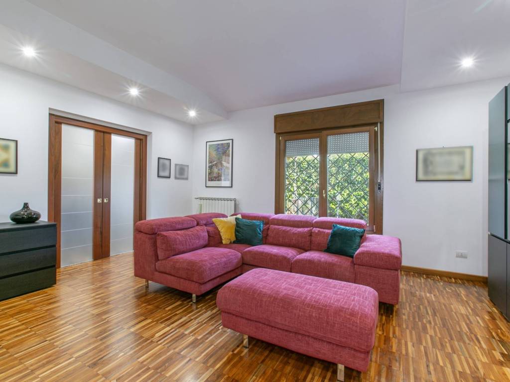 casa indipendente in vendita a Pomezia in zona Colli di Enea