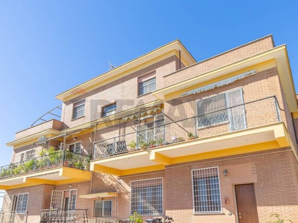 appartamento in vendita a Pomezia in zona Santa Palomba