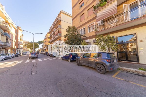 locale commerciale in vendita a Pomezia