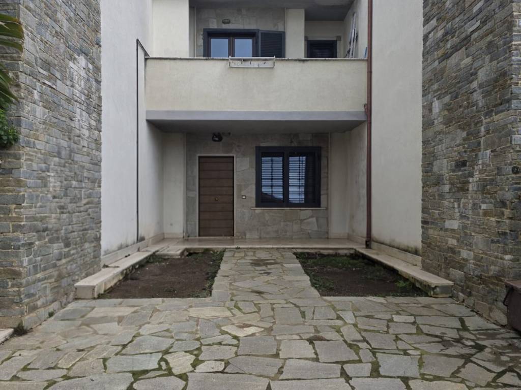 casa indipendente in vendita a Pomezia in zona Campo Jemini