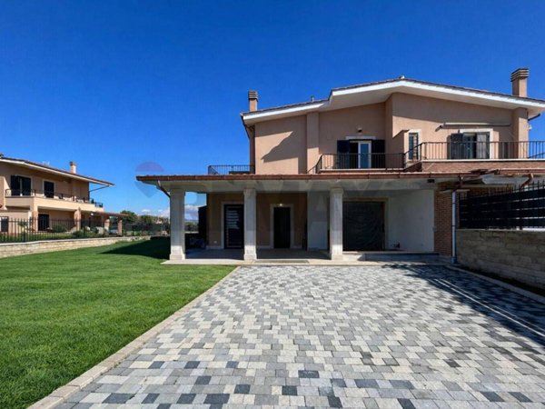 casa indipendente in vendita a Pomezia