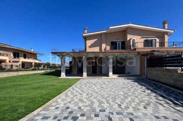 casa indipendente in vendita a Pomezia in zona Viceré
