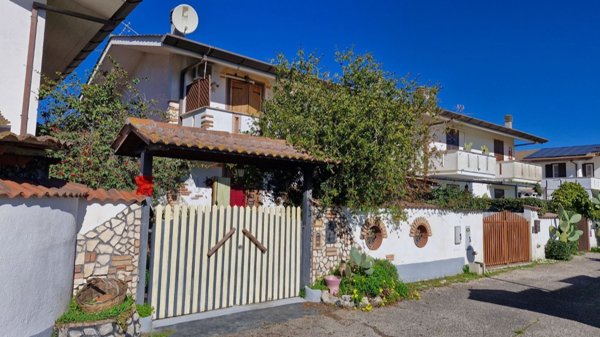 casa indipendente in vendita a Pomezia