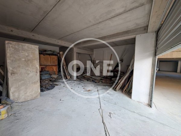 negozio in vendita a Pomezia in zona Castagnetta