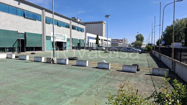 negozio in vendita a Pomezia in zona Santa Palomba