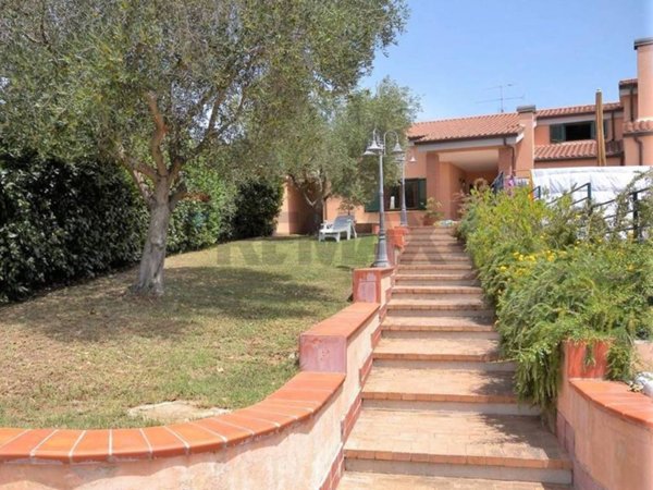 casa indipendente in vendita a Pomezia in zona Colli di Enea