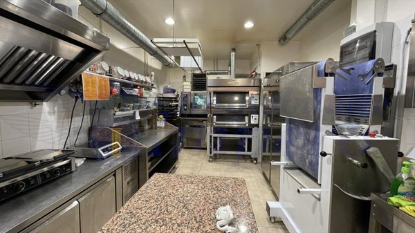 negozio in vendita a Pomezia in zona Torvaianica