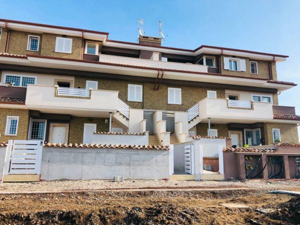 appartamento in vendita a Pomezia in zona Torvaianica Alta