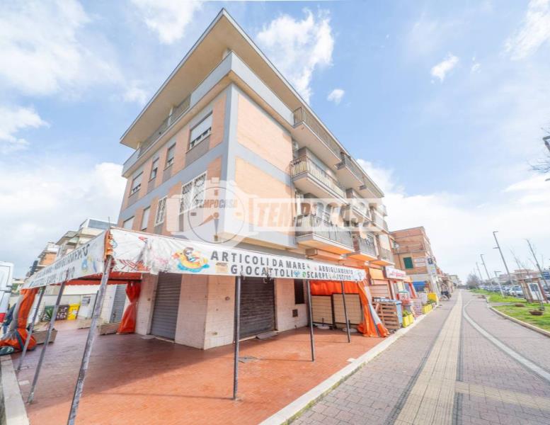 negozio in vendita a Pomezia in zona Torvaianica