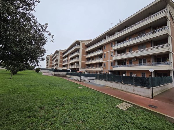 appartamento in vendita a Pomezia in zona Santa Palomba