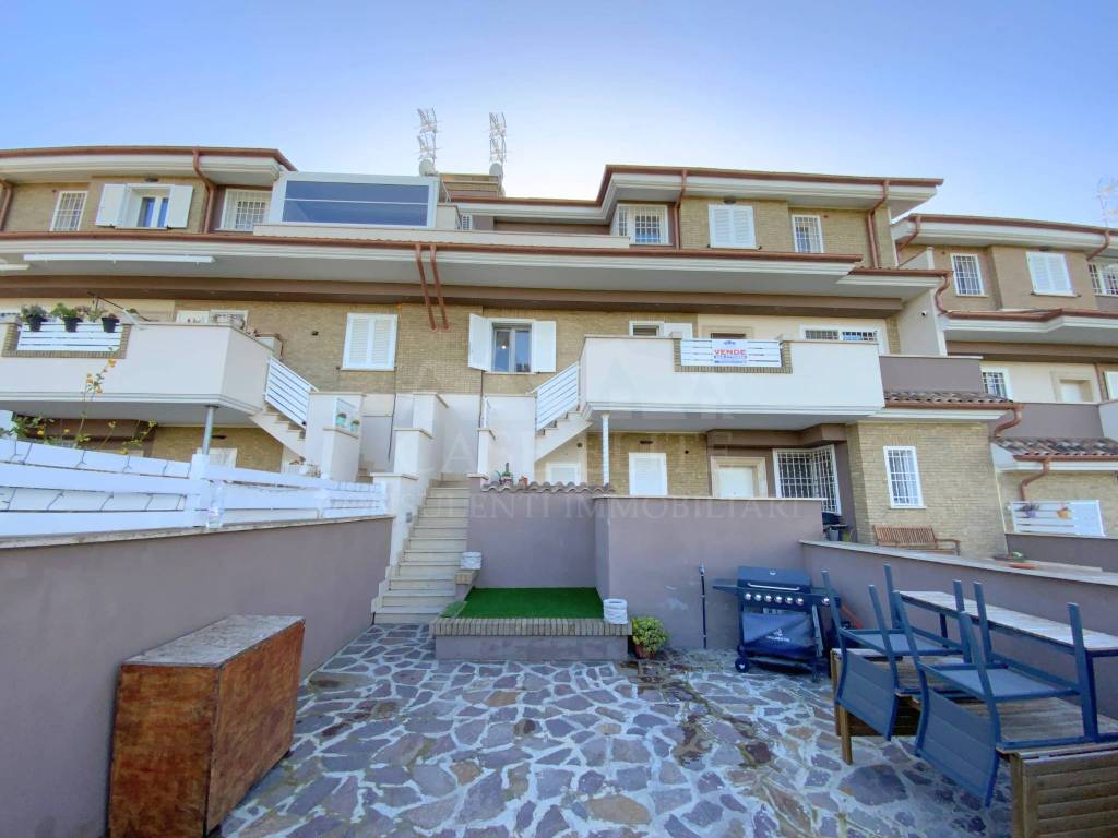 appartamento in vendita a Pomezia in zona Torvaianica Alta