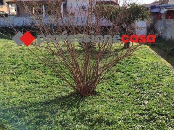 casa indipendente in vendita a Pomezia in zona Pratica di Mare