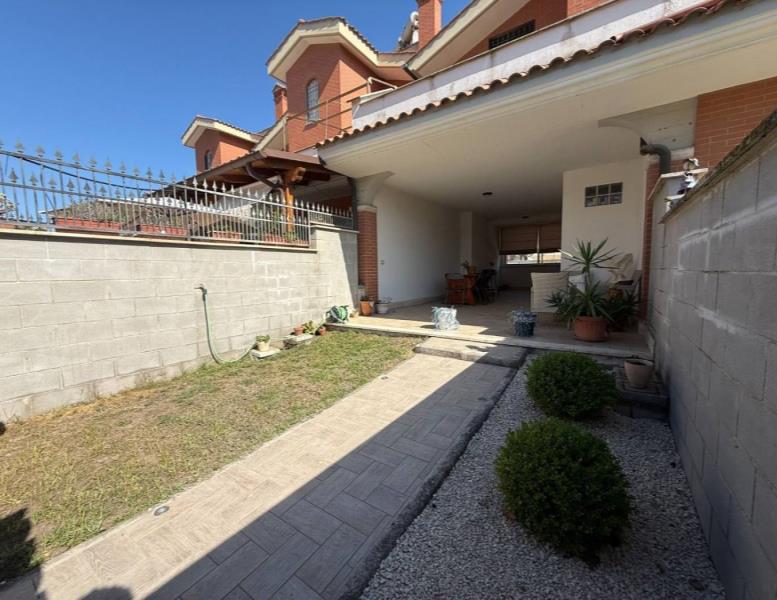 casa indipendente in vendita a Pomezia in zona Torvaianica