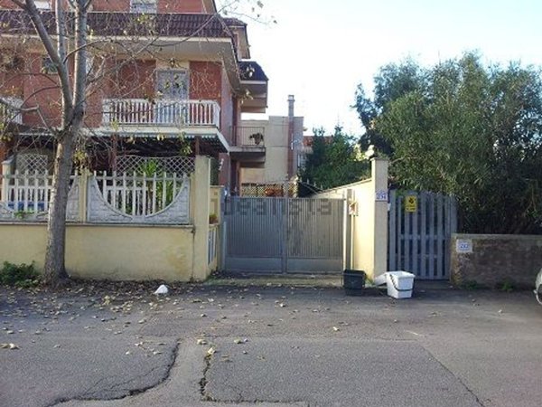 locale di sgombero in vendita a Pomezia in zona Torvaianica