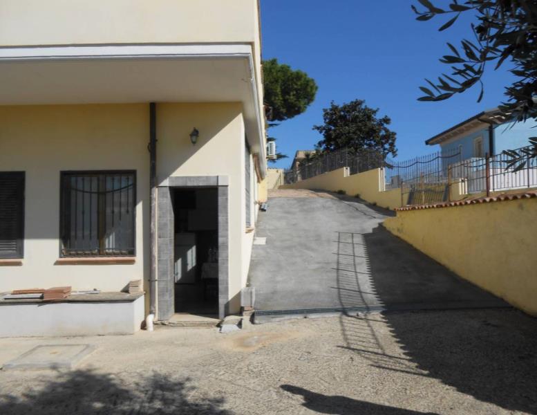 appartamento in vendita a Pomezia in zona Campo Jemini