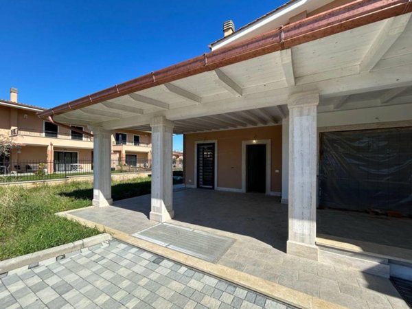 casa indipendente in vendita a Pomezia