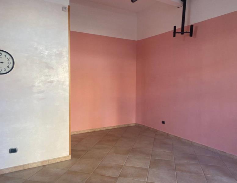 negozio in vendita a Pomezia in zona Torvaianica