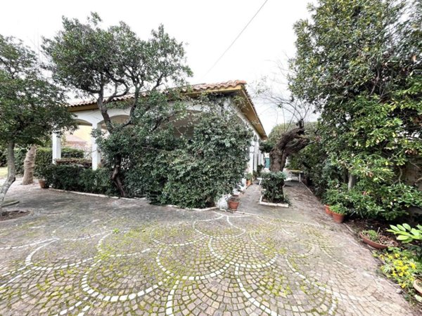 casa indipendente in vendita a Pomezia in zona Torvaianica