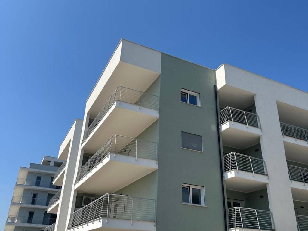 appartamento in vendita a Pomezia in zona Pratica di Mare