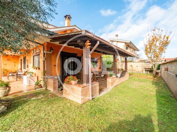 casa indipendente in vendita a Pomezia in zona Viceré