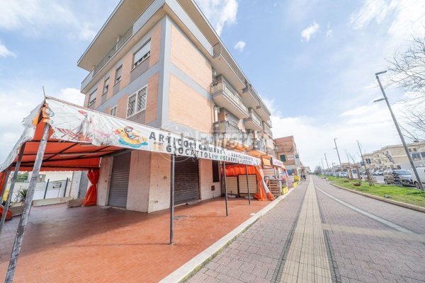 locale commerciale in vendita a Pomezia in zona Torvaianica