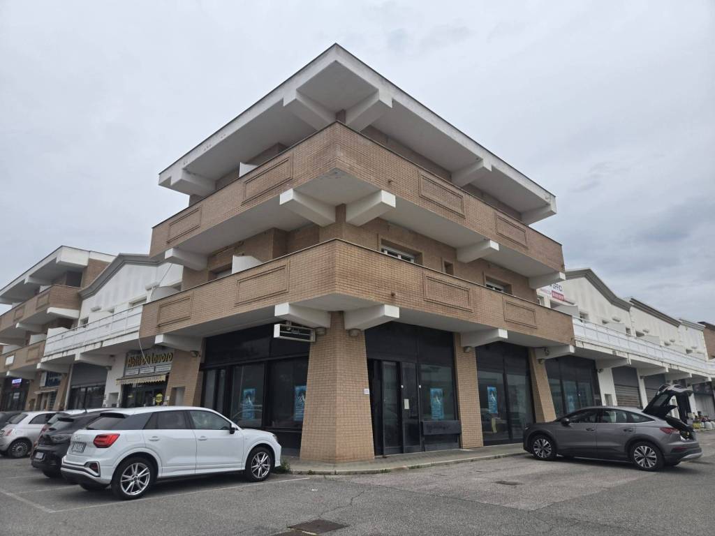 negozio in vendita a Pomezia in zona Santa Procula