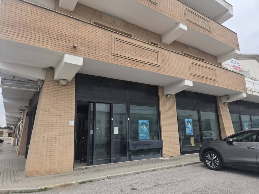 negozio in vendita a Pomezia in zona Santa Procula