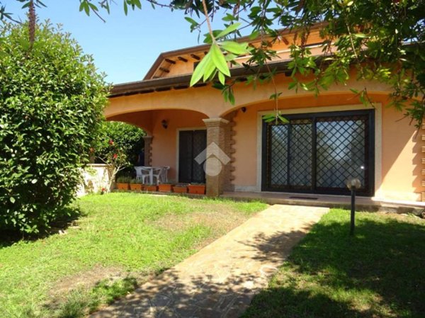 casa indipendente in vendita a Pomezia