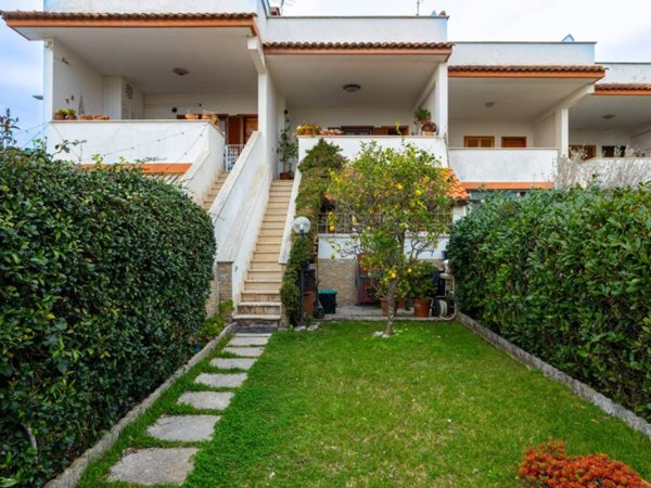 casa indipendente in vendita a Pomezia in zona Torvaianica