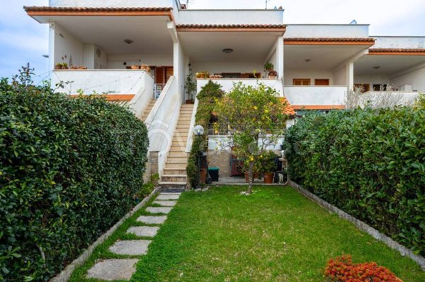 casa indipendente in vendita a Pomezia in zona Torvaianica