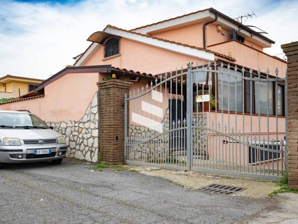 casa indipendente in vendita a Pomezia in zona Torvaianica Alta