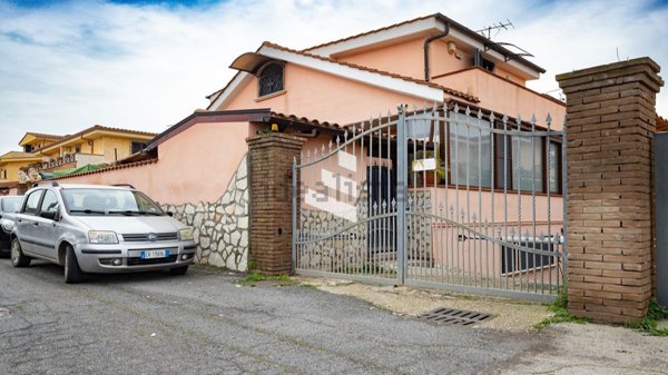 casa indipendente in vendita a Pomezia in zona Torvaianica Alta