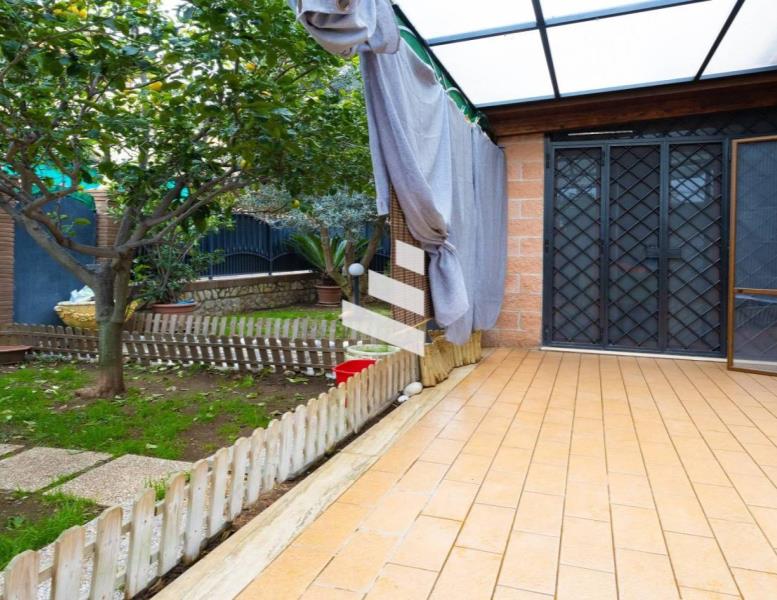 casa indipendente in vendita a Pomezia in zona Torvaianica Alta