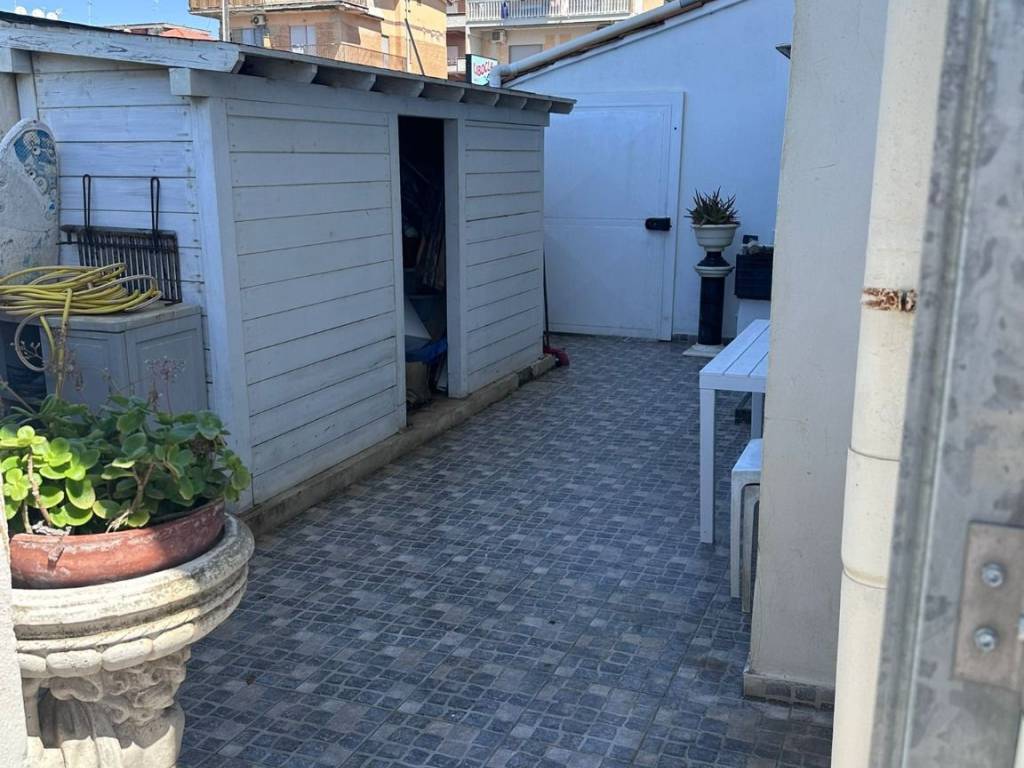 appartamento in vendita a Pomezia in zona Torvaianica