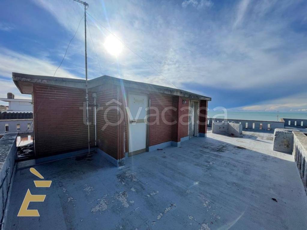 appartamento in vendita a Pomezia in zona Torvaianica