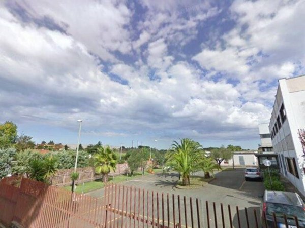 locale commerciale in vendita a Pomezia