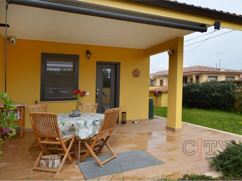 casa indipendente in vendita a Pomezia in zona Torvaianica