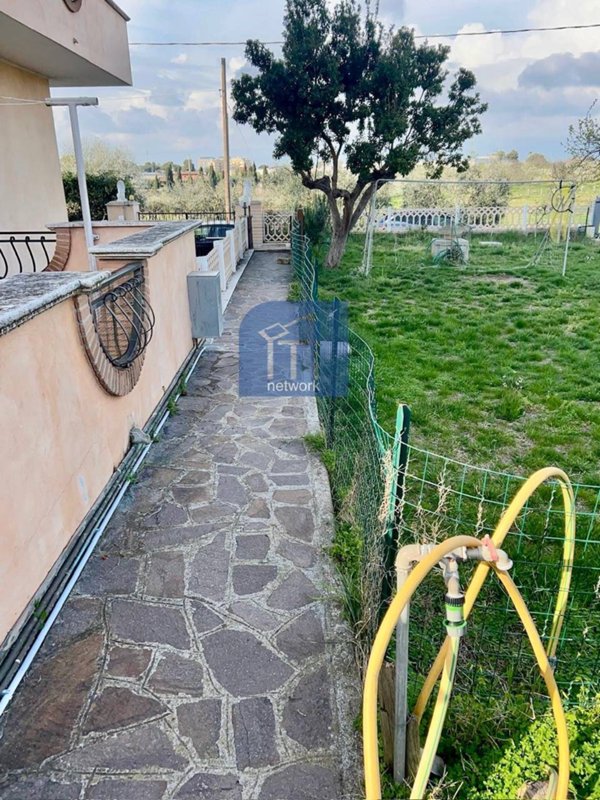 casa indipendente in vendita a Pomezia in zona Castagnetta