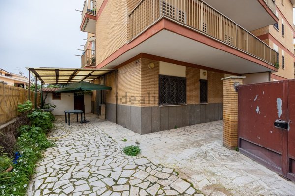 appartamento in vendita a Pomezia in zona Torvaianica