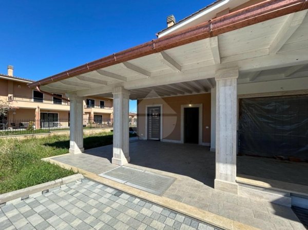 casa indipendente in vendita a Pomezia