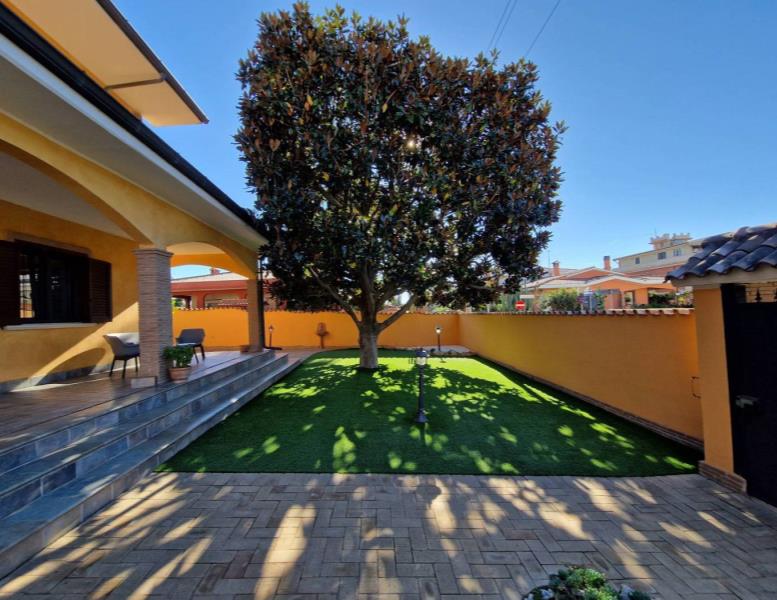 casa indipendente in vendita a Pomezia in zona Torvaianica Alta