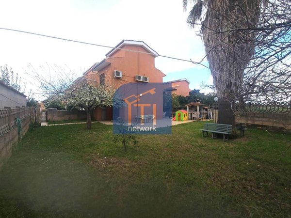 casa indipendente in vendita a Pomezia in zona Pratica di Mare
