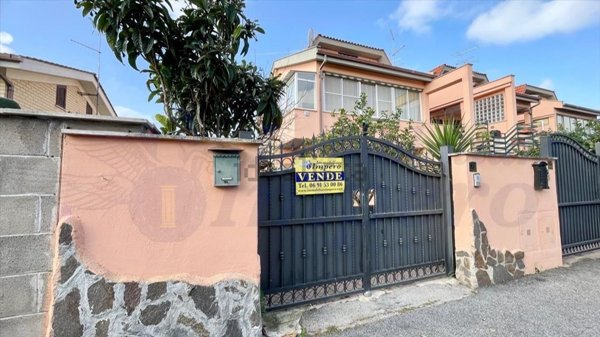 casa indipendente in vendita a Pomezia in zona Torvaianica Alta