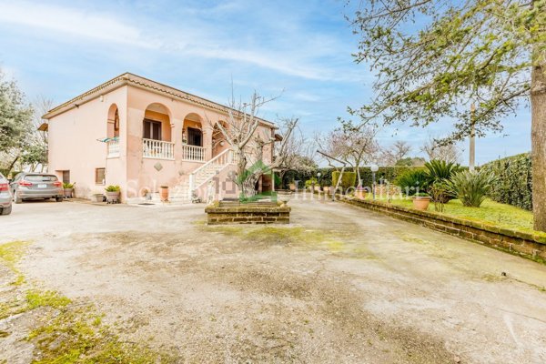 casa indipendente in vendita a Pomezia