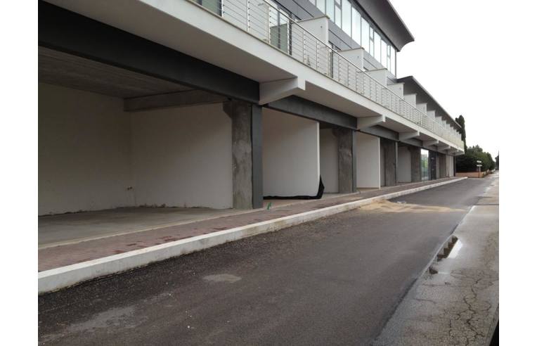 locale commerciale in vendita a Pomezia