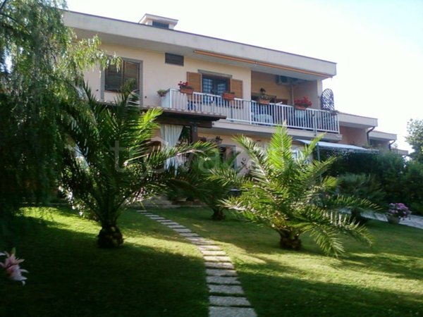 casa indipendente in vendita a Pomezia