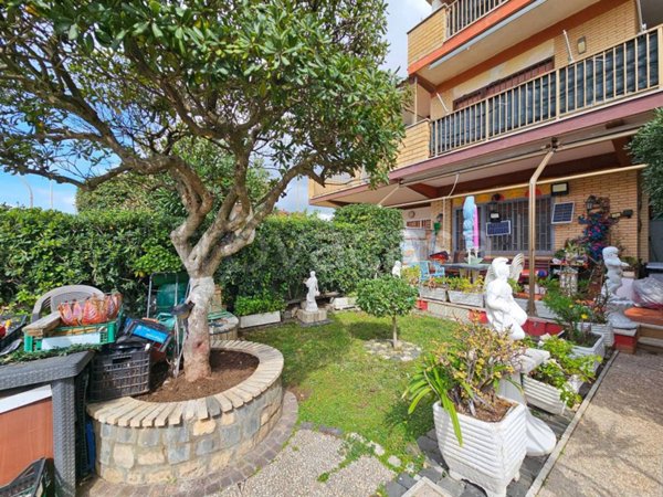 casa indipendente in vendita a Pomezia