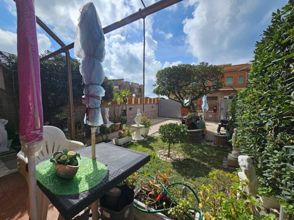 casa indipendente in vendita a Pomezia in zona Torvaianica